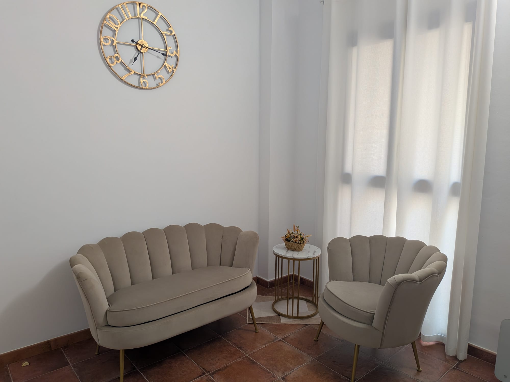 Sala de terapia con sofá y sillón
